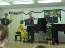 Ансамбль учащихся ДШИ №3: Логинов Филипп, Логинов Кирилл и Логинов Роман, за роялем – Куликова Настя (рук. Степаненко В.И.)