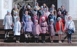 Младший хор на ступенях храма Христа Спасителя после Литургии (Москва, 25.04.2014)