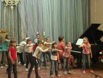 Учащиеся 1 класса эстетического отделения (преп. по музыке Голубева Н.А., концертмейстер Акимова Е.А.)	