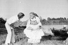 Виола изучает карельские танцы. Фото Бориса Семенова