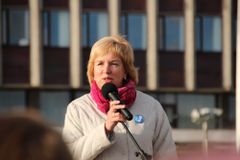 Н.Д. Волкова, заместитель министра образования РК приветствует участников акции