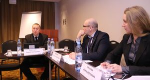 Выступает Сергей Воронцов (слева)