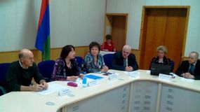 Выступает Елена Аксентьева (вторая слева)