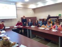Елена Савченкова выступает с докладом