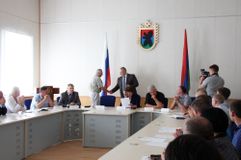 В.К. Любарский вручает мандат члену ОНК (14.08.2017 г.)