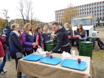 Горячий чай для участников акции от военно-полевой кухни воинской части