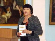 Е.И. Аксентьева вручает благодарственные письма