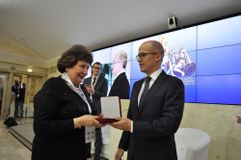 А.В. Бречалов вручает награду Н.И. Вавиловой