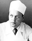 Николай Макарович Венецков – врач-хирург высшей категории, 28 лет руководил хирургическим отделением районной больницы, на его счету тысячи спасенных жизней, «Отличник здравоохранения». Автор стихов и прозы, вышел его сборник «Рябиновые гроздья».