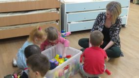 Лётова Марина Сергеевна играет с детьми группы "Дельфинчики"