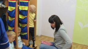 Филатова Светлана Игоревна, подготовка к прогулке в группе "Смешарики"