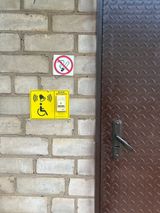 кнопка вызова с шрифтом Брайля