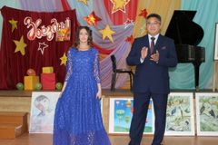 Мухтарова Тамила с папой исполняют песню