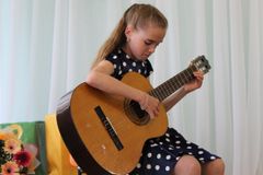 Играет  Виктория Ковина