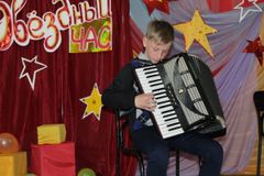 Играет Паталах Александр