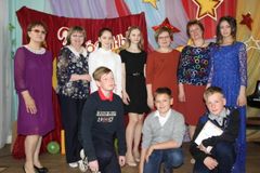 Выпускники музыкального отделения с преподавателями