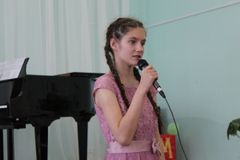 Поет Дарина Кульбашная