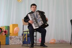 Играет Дамир Шевчук