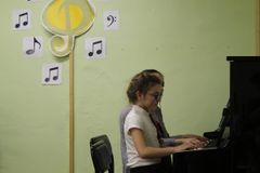 В ансамбле с преподавателем играет Светлана Агафонова