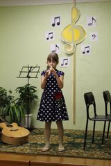 играет Яна Попова