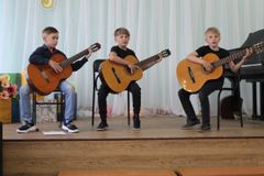 Трио гитаристов