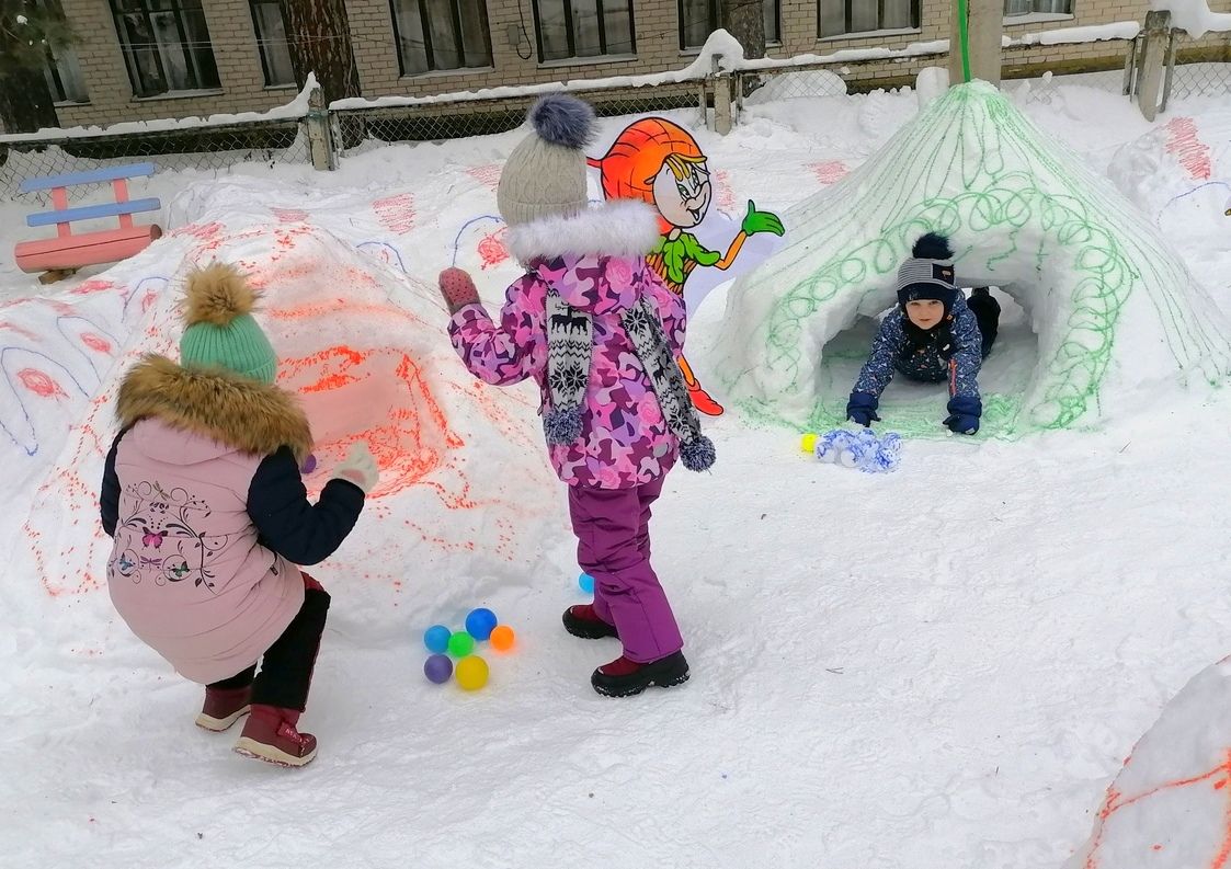 Снежки в сад. Снежные фигурки для детского сада. Снежные городки в детском саду. Фигуры из снега в детском саду. Фигурки из снега для детского сада.