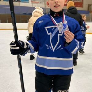 Ученик 3 Б класса Даниил Осинцев и его хоккейная команда взяли **ПРИЗОВОЕ ВТОРОЕ МЕСТО** в Первенстве Архангельской области среди юношей