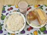 4 день Завтрак каша рисовая молочная с сахаром и маслом, ькиерьрод с маслом и сыром, какао молочное, свежий фрукт