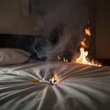 МЧС России напоминает:  Не кури в постели или на диване 