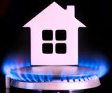 Нельзя одновременно включать мощную кухонную вытяжку и атмосферную газовую колонку или котёл в одной квартире — это опасно.