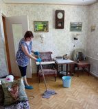 Социальные работники провели генеральную уборку в доме ветерана труда