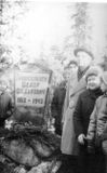Эрте А.П. и Романова А.А. со школьниками у могилы Тимоскайнена.