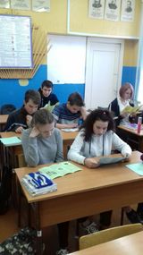 8 и 9 класс на уроке ОБЖ изучают буклет о вреде наркотиков