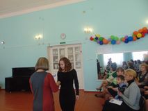 Уткина Ксения получает благодарность за участие