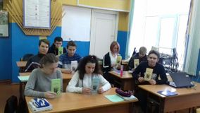 8 и 9 класс на уроке ОБЖ изучают буклет о вреде наркотиков