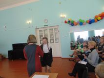 Шинова Алина получает благодарность за участие