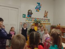 Подготовительная группа. Дидактическая игра "Кто больше назовёт действий" (по профессиям родителей).#"Моя семья"