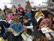 Воспитатель старшей группы Борисова Н.Н. провела беседу с детьми на тему: "Что такое моя семья". Ребята узнали что значит слово семьЯ. # Моя семья. # Год Педагога и Наставника