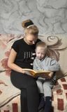 Довгошея Иван с мамой читают сказки В. Сутеева  #ЧитаемВместе