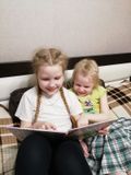 Глазунова Соня с сестрой читают сказки В. Сутеева #ЧитаемВместе