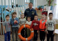 #ВсемирныйденьГО. Перед детьми и сотрудниками детского сада выступил Гос.инспектор по маломерным судам Весьегонского ИУ Центра ГИМС ГУ МЧС России по Тветской области Томшинский Д.А. Рассказал о правилах поведения у водоёмов в весенний период.