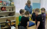 #ЧитаемВместе Дети рассмотрели боевые медали ветерана Великой Отечественной войны Бабикова Василия Васильевича