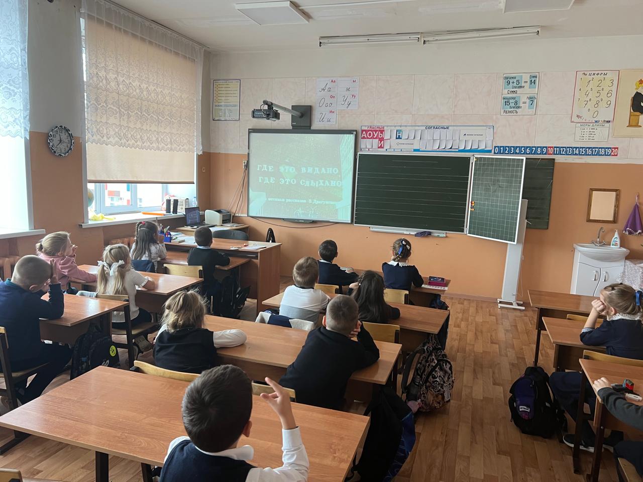 Изображение выглядит как в помещении, Образование, классная комната, КурсСодержимое, созданное искусственным интеллектом, может быть неверным.