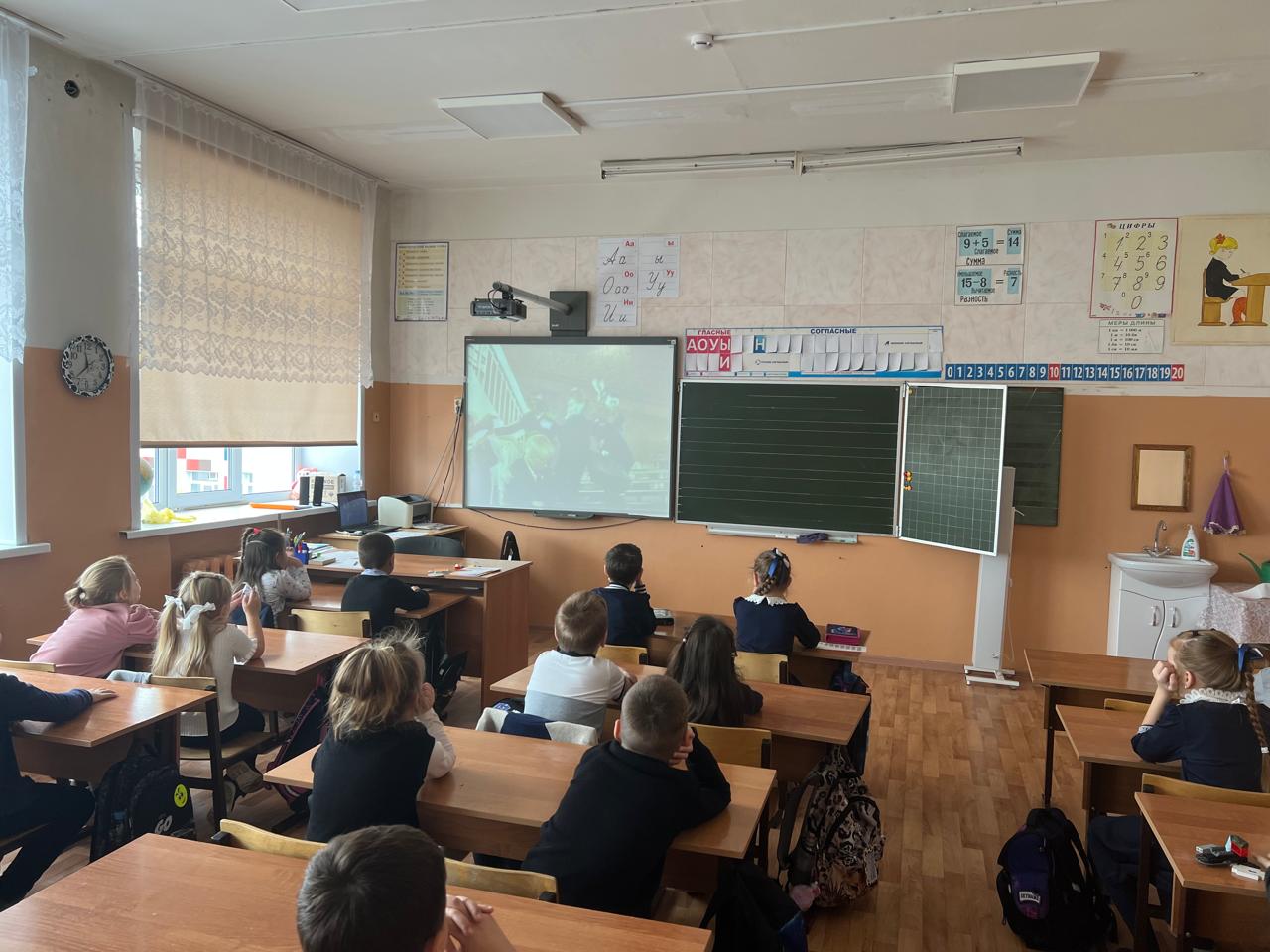 Изображение выглядит как в помещении, Образование, Курс, классная комнатаСодержимое, созданное искусственным интеллектом, может быть неверным.