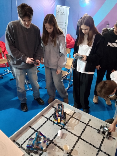 Изображение выглядит как одежда, человек, обувь, джинсыСодержимое, созданное искусственным интеллектом, может быть неверным.