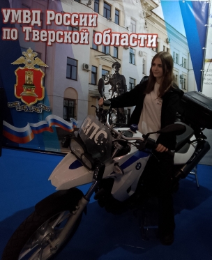 Изображение выглядит как одежда, транспортное средство, Наземный транспорт, строительствоСодержимое, созданное искусственным интеллектом, может быть неверным.