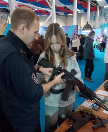 Изображение выглядит как одежда, человек, Человеческое лицо, оружиеСодержимое, созданное искусственным интеллектом, может быть неверным.