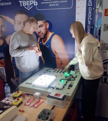 Изображение выглядит как одежда, человек, Человеческое лицо, в помещенииСодержимое, созданное искусственным интеллектом, может быть неверным.