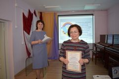 Вручение сертификатов. Болдырева О.В., Арсенова Наталья Евгеньевна, преподаватель, заместитель директора по УР МБУ ДО «ДШИ №48» г.Архангельск.