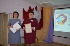 Вручение сертификатов. Болдырева О.В., Агаева И.В. преподаватель МБУ ДО «Приморская ДШИ» п. Катунино